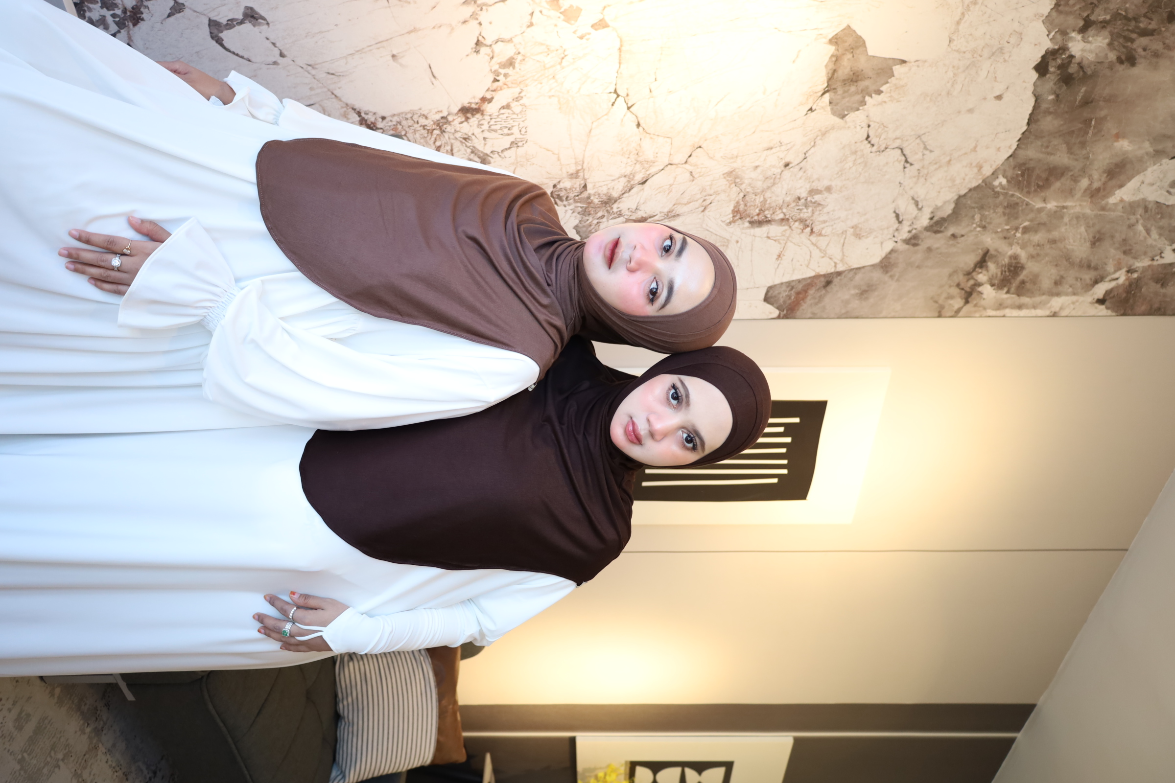 Dua model mengenakan hijab cokelat dalam foto koleksi DRF